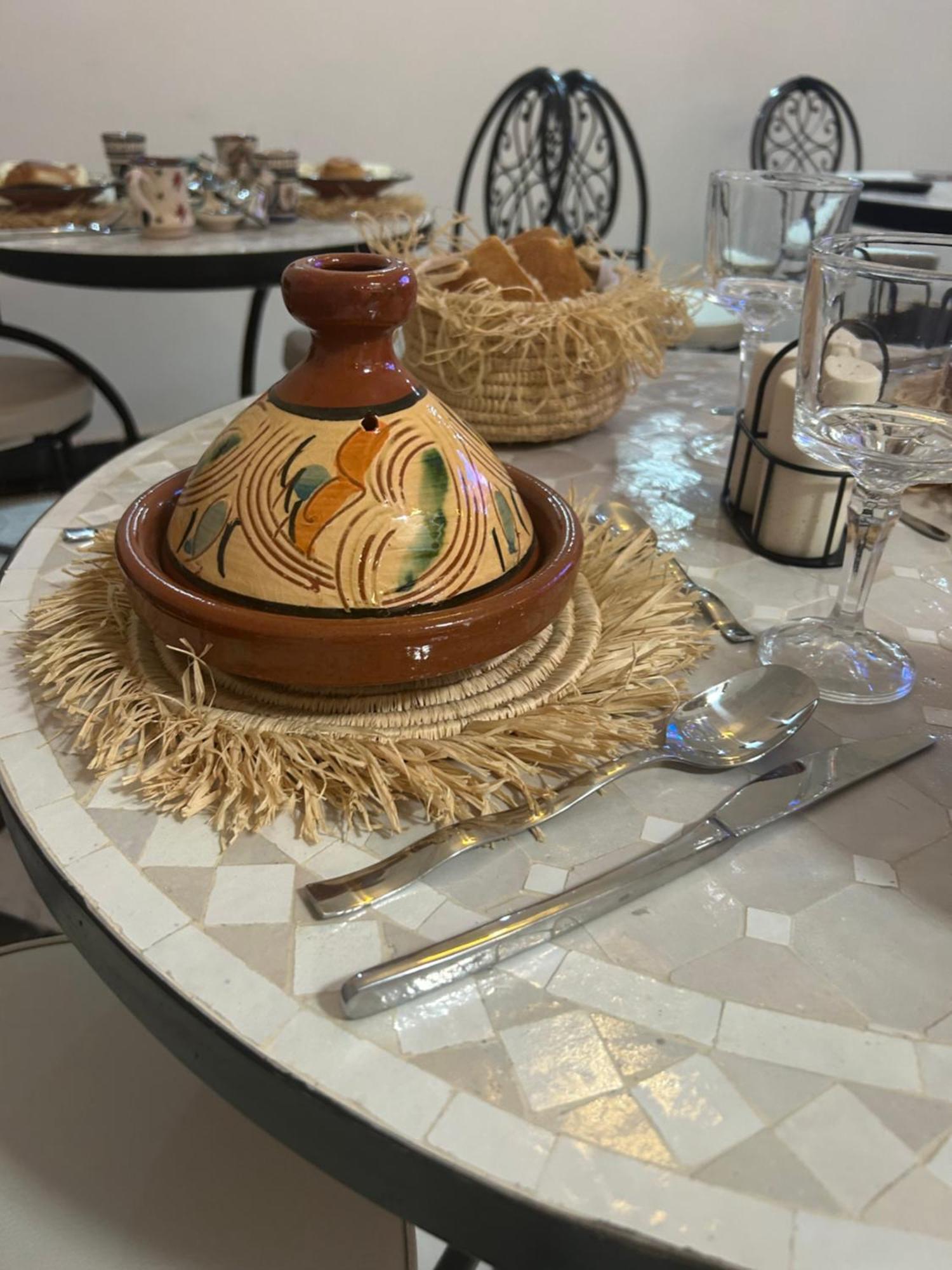 Riad Amazing Amazigh Avec Jacuzzi Petit Dejeuner Compris Avec Aussi Chambres Familiales Pres De La Place Jemaa El Fna Marrakesh Bagian luar foto
