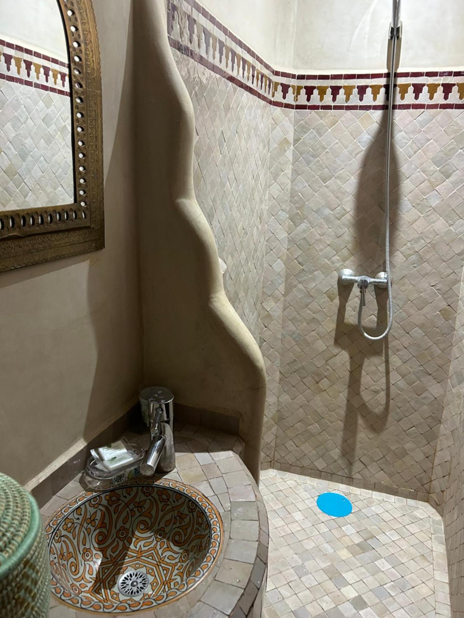 Riad Amazing Amazigh Avec Jacuzzi Petit Dejeuner Compris Avec Aussi Chambres Familiales Pres De La Place Jemaa El Fna Marrakesh Bagian luar foto