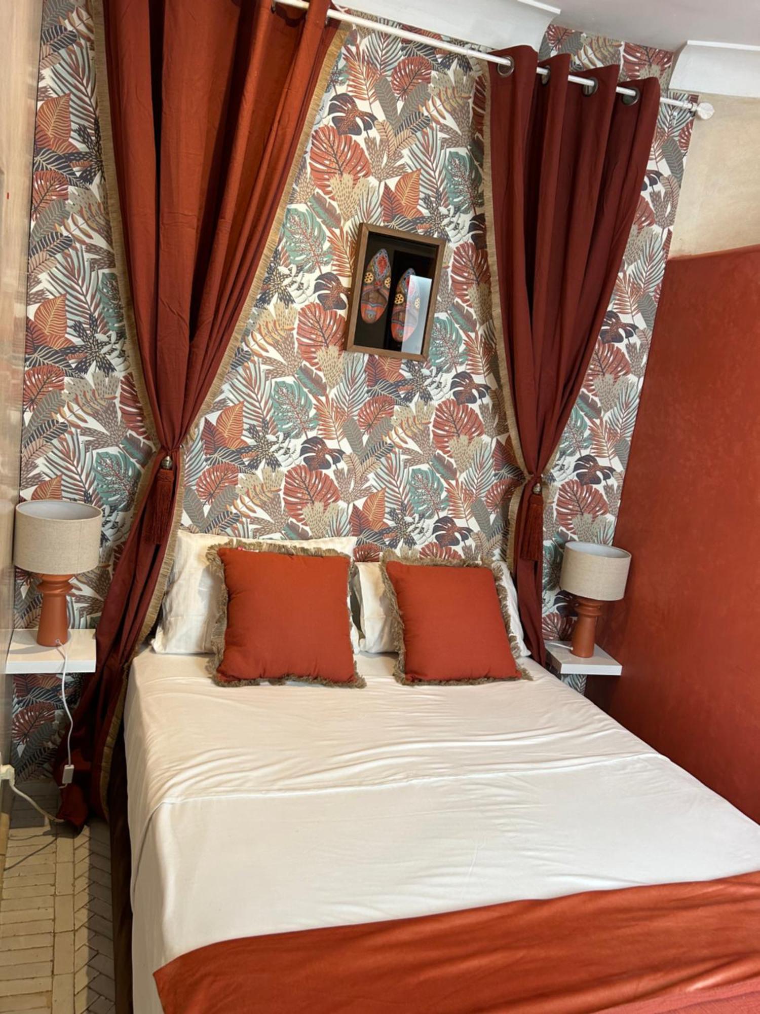Riad Amazing Amazigh Avec Jacuzzi Petit Dejeuner Compris Avec Aussi Chambres Familiales Pres De La Place Jemaa El Fna Marrakesh Bagian luar foto
