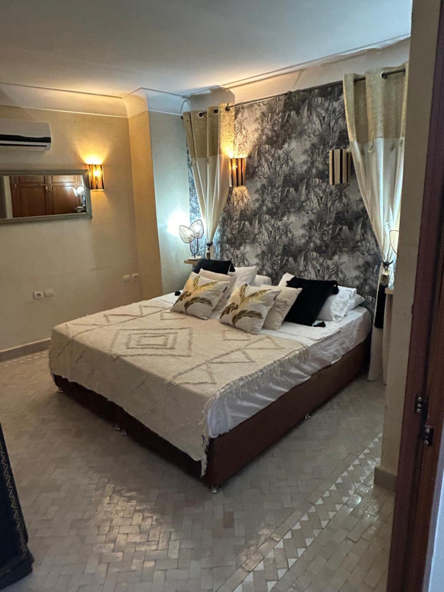 Riad Amazing Amazigh Avec Jacuzzi Petit Dejeuner Compris Avec Aussi Chambres Familiales Pres De La Place Jemaa El Fna Marrakesh Bagian luar foto